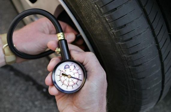 Cómo comprobar la presión de los neumáticos y por qué es importante